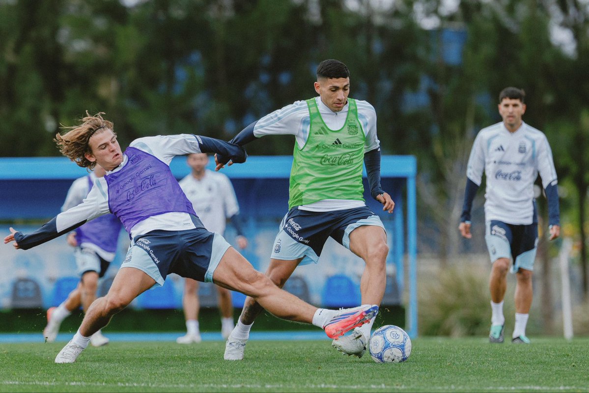 Argentina's tweet photo. #SelecciónMayor ¡De nuevo al ruedo, banda! 😄🇦🇷 

¡Qué placer tenerlos en Casa otra vez! 😍 https://t.co/PsI798YkF5