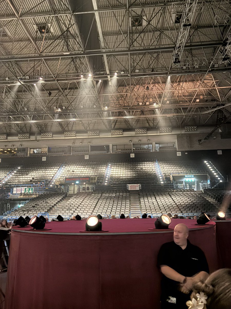 WhatsNewInMusic's tweet photo. GENTE! Detalhes da estrutura do palco do Niall Horan da Dinner Party Live On Tour

Que palco lindo! 

via @mustbelalalove https://t.co/9WuQKNIZsS
