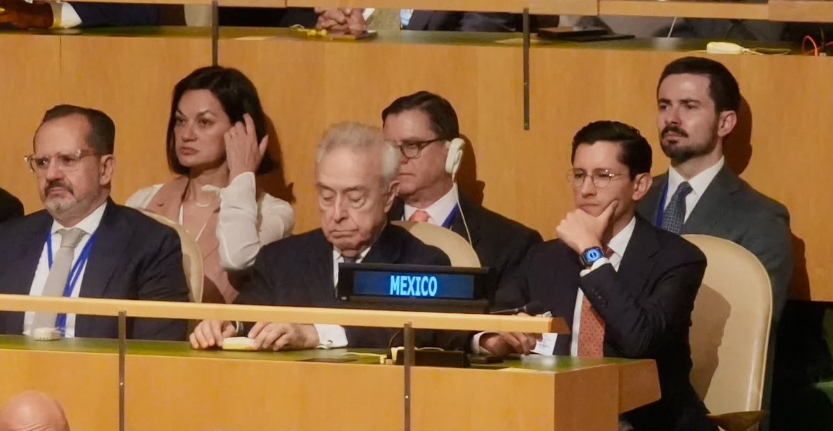 azucenau's tweet photo. 🔴🇲🇽 El canciller Roberto Velasco participó en la apertura del debate general de la 81ª Asamblea General de la ONU, en representación de la presidenta Claudia Sheinbaum.

De acuerdo con la SRE, México planteará defender el derecho internacional, la soberanía y los derechos humanos, así como impulsar el diálogo y la paz.
