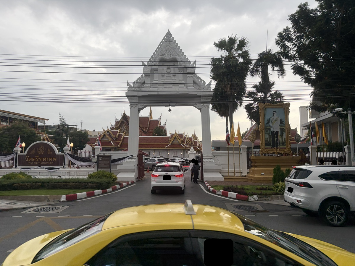ottorapas's tweet photo. バスの乗り歩き　５６Ｒ番 ④

Prachathipatai 通り
Phra Sumen 通り を走り
Bang Lamphu へ戻る

ルートマップ
緑が右回り、紫が左回り
赤は別系統での移動

左回りは MRT Fai Chai 駅 の東
Soi Phran Nok 3 が起終点

© OpenStreetMap contributors
https://t.co/5PaUd4jmI7 https://t.co/guNHiAKa5F