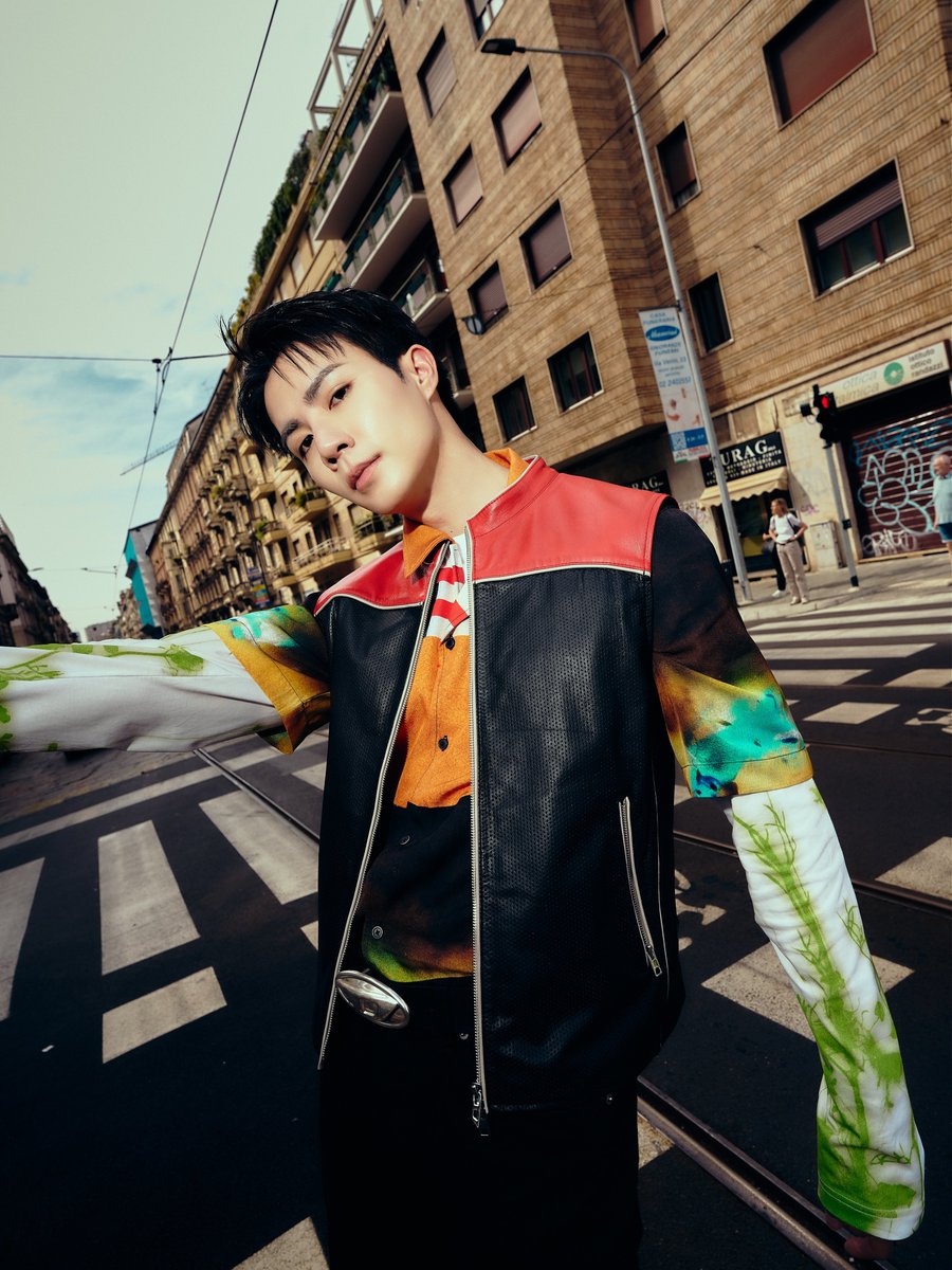 pangmak2026's tweet photo. ปังมาก!
🔥 หล่อมากพ่อ!! ซี พฤกษ์ เท่จัดๆ ในลุค DIESEL! สะกดใจมิลาน! หล่อโดนใจขนาดนี้ ใจละลายแน่ๆ 

ZEE PRUK MFW 2027
#DIESELxZEEPRUK 
#ZeePruk 
#DieselSS27
#Diesel
#PANGMAK https://t.co/ItqSkaG78D