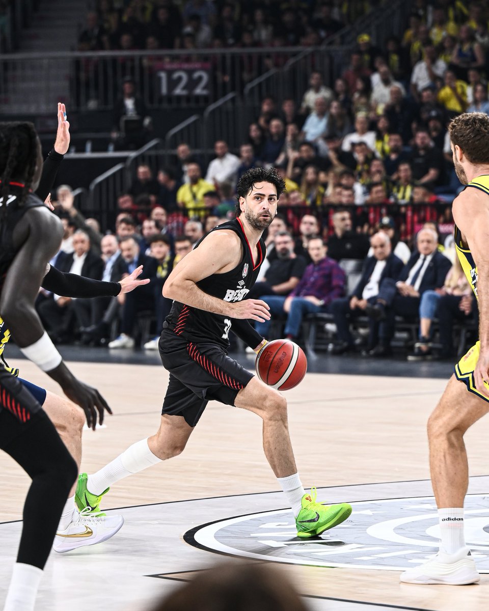 BJK_Basketbol's tweet photo. ▪️ 1. Çeyrek Sonucu

Beşiktaş 10-21 Fenerbahçe Tarfin

#CumhurbaşkanlığıKupası | #HearWeAre https://t.co/GR0DFGIQxY