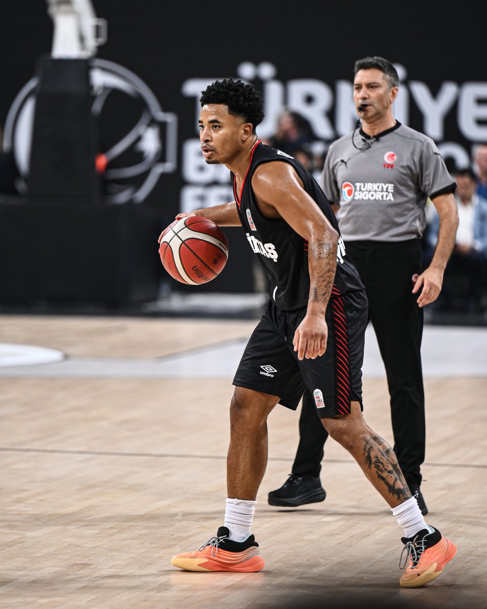 BJK_Basketbol's tweet photo. ▪️ 1. Çeyrek Sonucu

Beşiktaş 10-21 Fenerbahçe Tarfin

#CumhurbaşkanlığıKupası | #HearWeAre https://t.co/GR0DFGIQxY