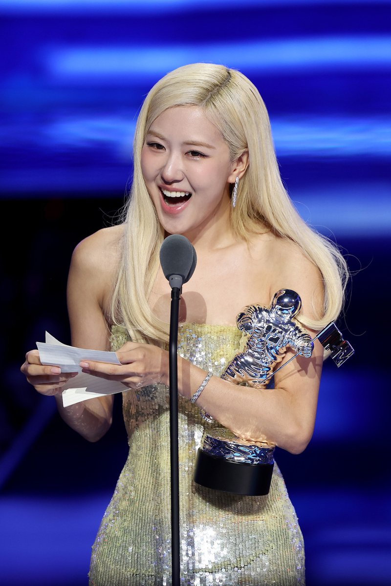 MTV's tweet photo. If being stuck in my head was an award... oh wait, it IS 🏆🎶

#VMA Song of the Year Winners:

2022: @billieeilish - “Happier Than Ever”
2023: @taylorswift13 - “Anti-Hero”
2024: @SabrinaAnnLynn - “Espresso”
2025: ROSÉ and @BrunoMars - “APT.”

See which song takes the title next at the 2026 #VMAs, this Sunday on @CBS and streaming on @paramountplus!