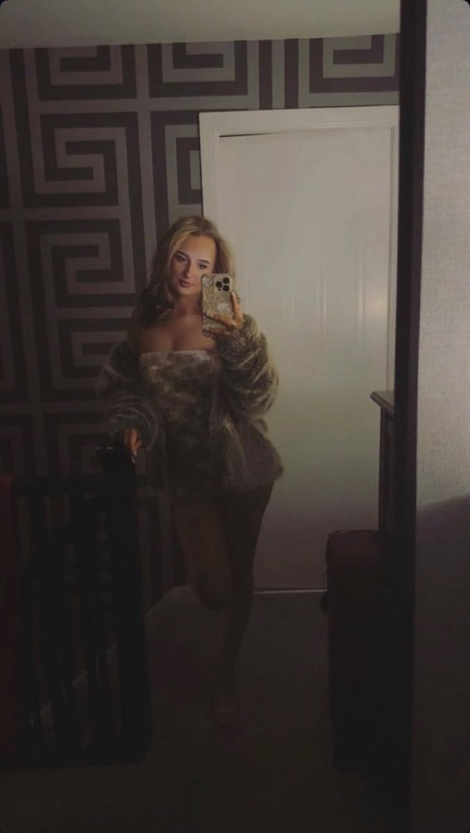 sloppyplap's tweet photo. Cuck @d9779999 is so weak for Sabrina carpenter that he gave up everything of his irl freya… bully him! https://t.co/TBxGMMmsDI