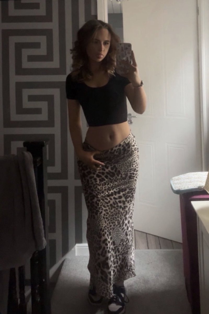 sloppyplap's tweet photo. Cuck @d9779999 is so weak for Sabrina carpenter that he gave up everything of his irl freya… bully him! https://t.co/TBxGMMmsDI