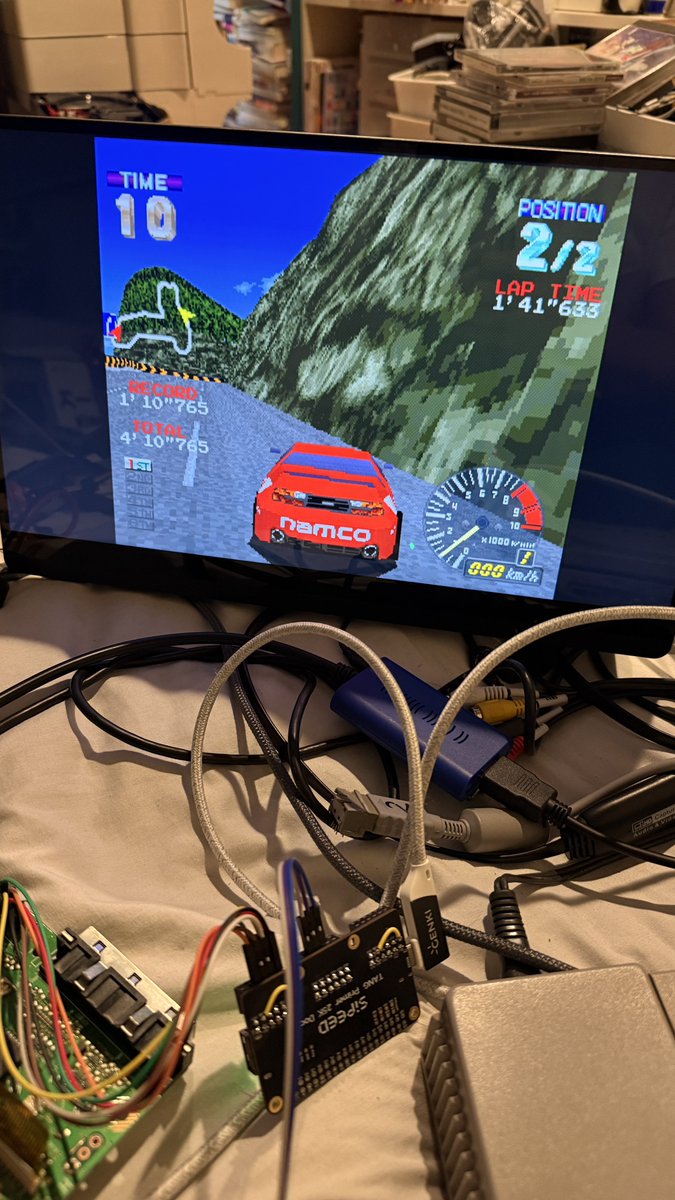 GOROman's tweet photo. 我ながらスゲーものができたwww

プレステのリッジレーサーの通信対戦をFPGAで傍受してWebRTCでスマホでリアルタイムで見れるwww 2P側はAIが操縦www

#生成AIなんでも展示会 https://t.co/0UFDo54m8v