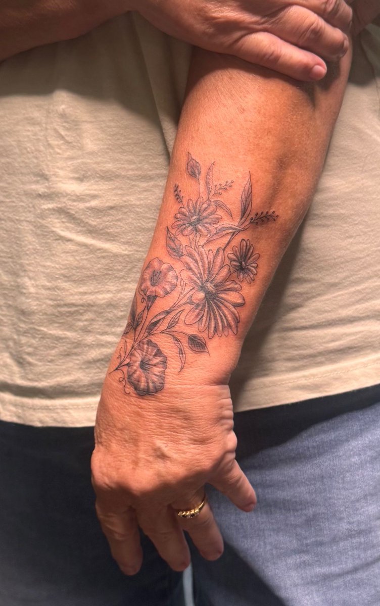 BurnedHeartsTat's tweet photo. Getting ready to bloom with a new piece that's all about the journey of life. 💐🖋️
This tattoo was done by tattoo artist Abraham (@abraham_arttoo) at Burned Hearts Tattoo in Columbus, Ohio.
#abrahamtattoo #blackgraytattoo #blacktattoo #graytattoo #forearmtattoo #illustrativetatt https://t.co/qflP4tXjJL