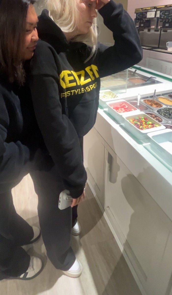 5starcart3l's tweet photo. The broke boyfriend hug https://t.co/HmzfA4Bp0x