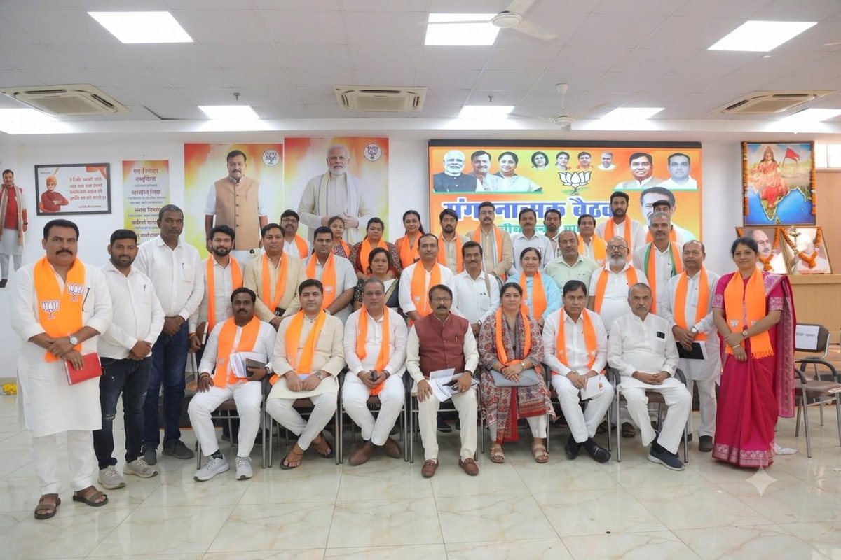 aruna_jadhav's tweet photo. भाजपा बाहरी दिल्ली जिला कार्यालय में प्रदेश अध्यक्ष श्री हर्ष मल्होत्रा जी का प्रवास रहा। जिला अध्यक्ष श्री विक्रम गुप्ता जी की अध्यक्षता में जिला बैठक संपन्न हुई।

#भाजपा #बाहरीदिल्ली #सेवासंकल्पअभियान https://t.co/cc6iFeBnr8
