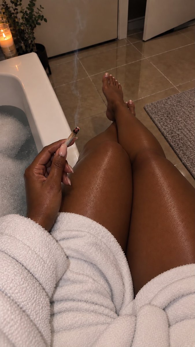 mistressmarnz's tweet photo. let me flick my ash on you whilst you kiss my feet like a good little white boy👣

#black #bnwo #goddess #blackgirl https://t.co/m5t4ndZKC7