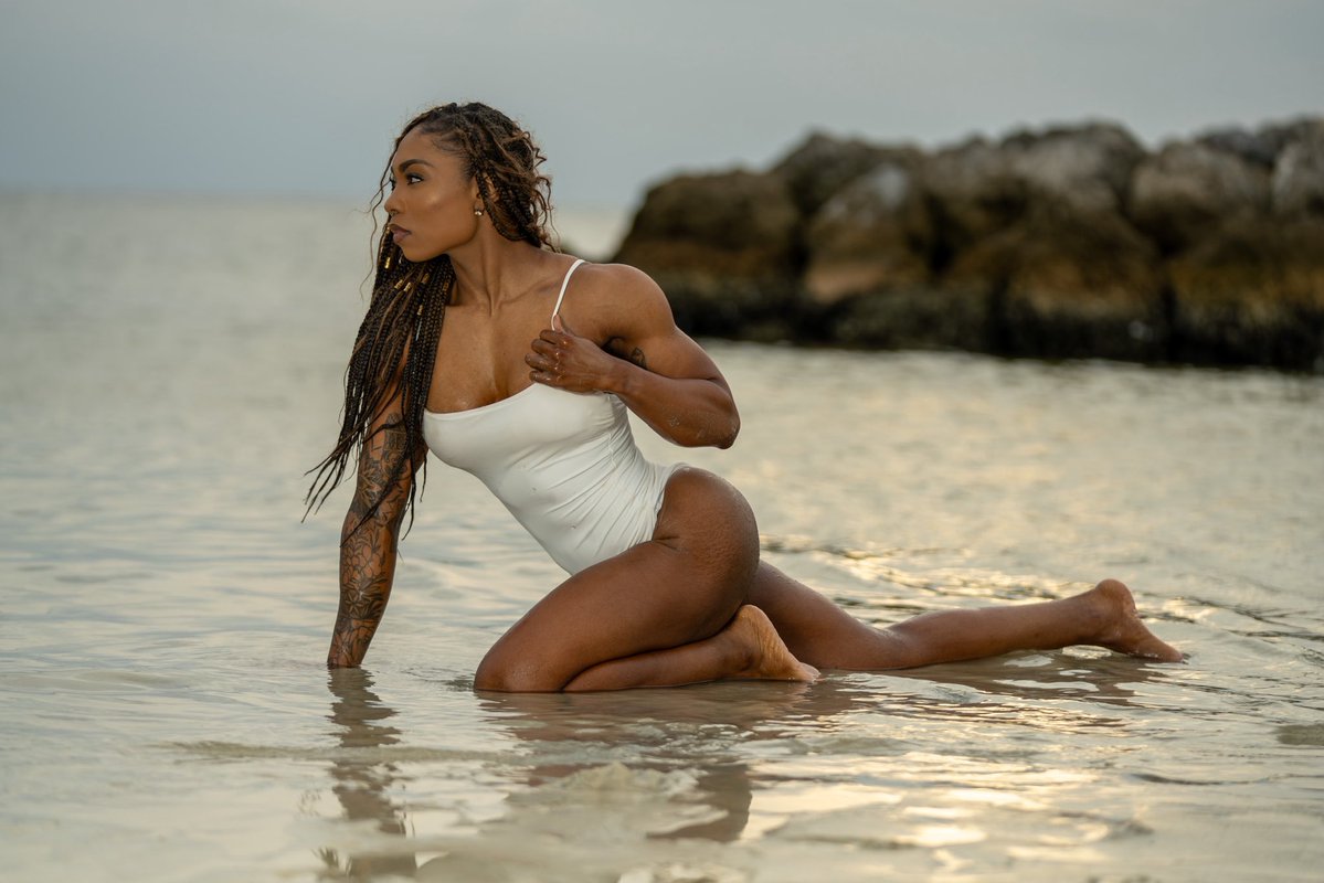 ColezBunz's tweet photo. wanna play mermaids with me? https://t.co/Ln1UfeHP2m