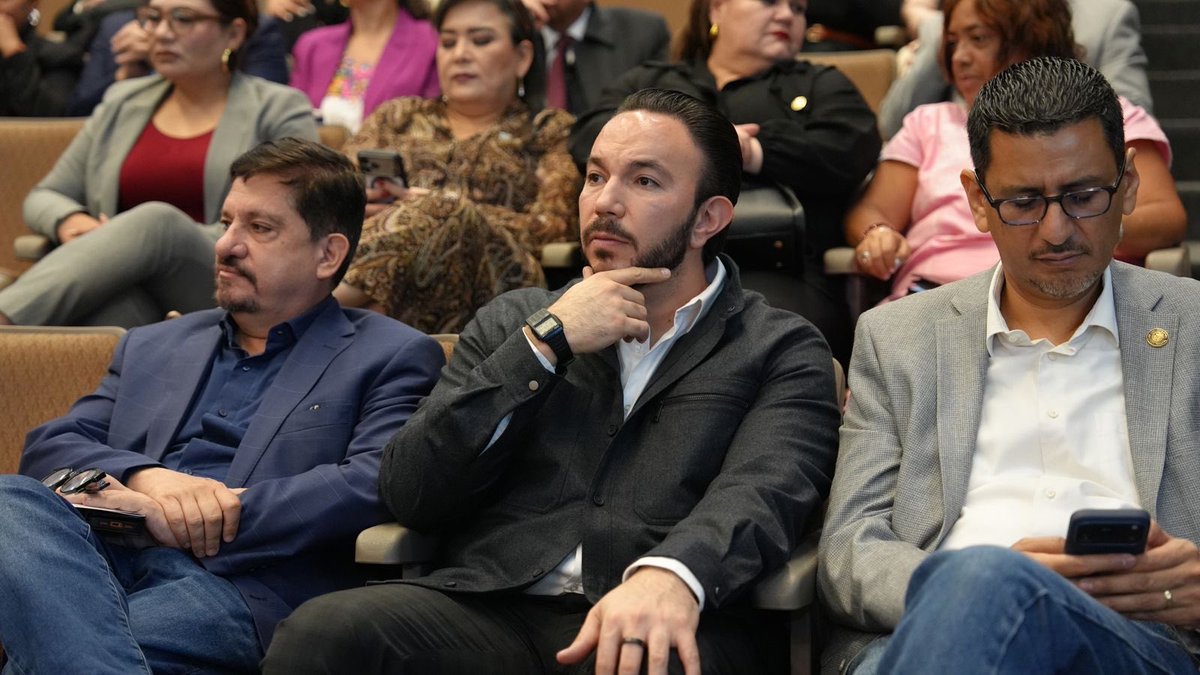 FarukMTake's tweet photo. Iniciamos este #martes en la previa con el Grupo Parlamentario de Morena, encabezado por el coordinador Dip. @RicardoMonrealA https://t.co/JTx7n60Sfj