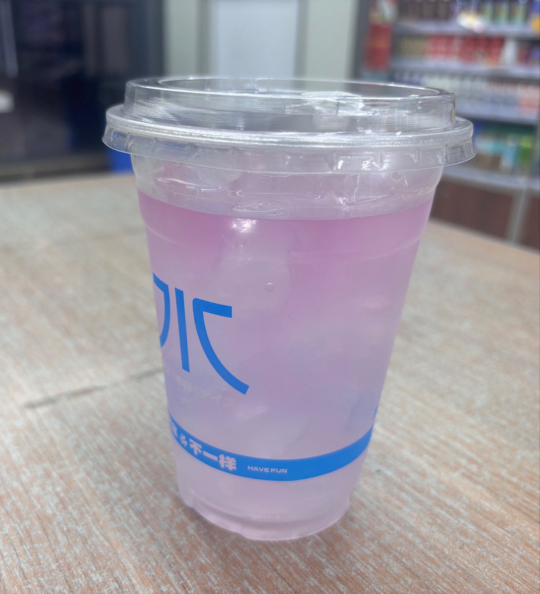LeoClarkhhio's tweet photo. 今天调的看起来很好喝，喝起来也没什么酒味。其实出去玩或者聚餐我都不怎么喝酒，我不喜欢影响判断力，但是一个人不开心的时候好像只有躲起来喝酒可以让自己放松下来。 https://t.co/9MHX4Cd0dW