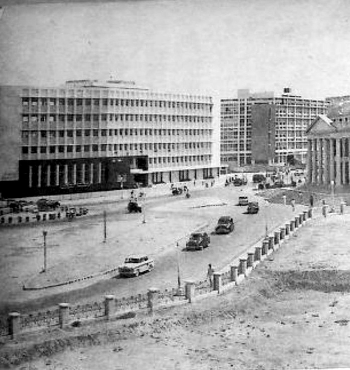 IndiaHistorypic's tweet photo. 1960s :: Heavy Traffic In Bangalore https://t.co/0TEKG8FdJA