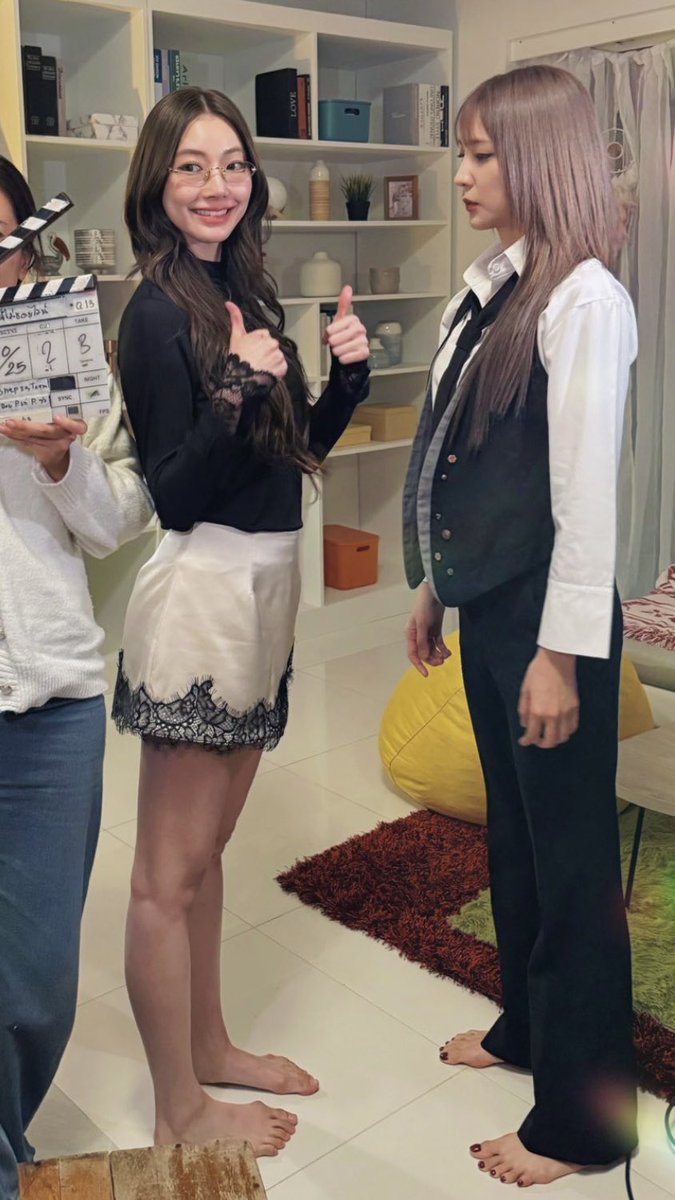 sky_H's tweet photo. รูปตัวอย่าง เท้าเปล่าไม่มีส้นสูง แต่ 171 สูงกว่า 174 แถม 171 ยืนกางขากว่าด้วยซ้ำ มหัศจรรย์ของเมะอย่างที่คุณเขาว่าจริงๆ https://t.co/uwcEySoAvQ