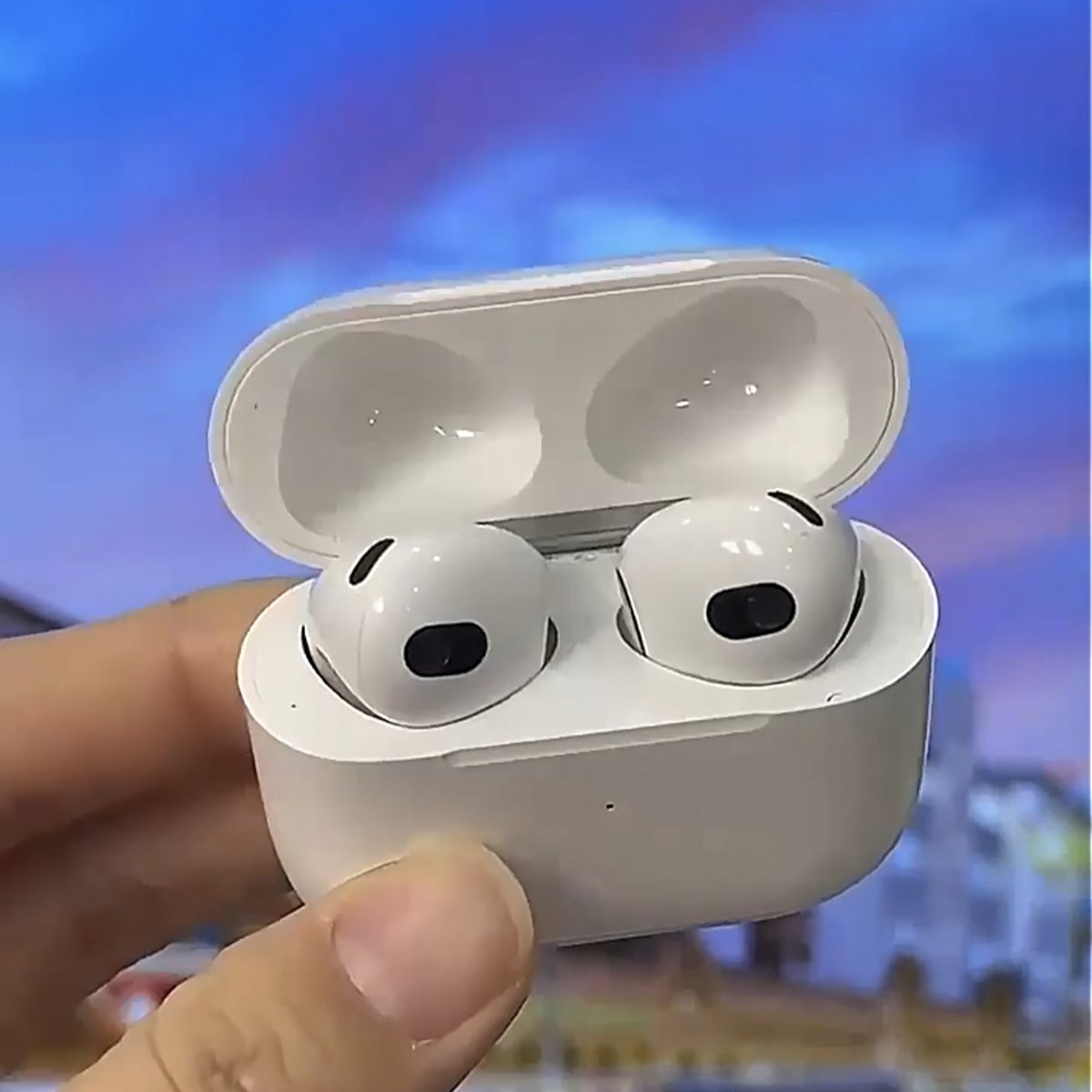RacheleMonxl's tweet photo. Just caught my intern trying to use the office stapler to fix their broken AirPods case. Desk chaos level: 10, team snickering level: 999. https://t.co/KrWjvcRoco