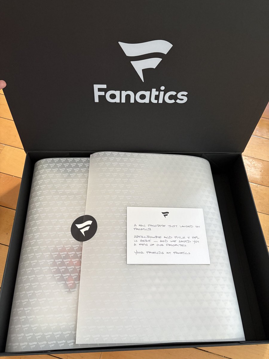 Zack_Pearson's tweet photo. Abercrombie has released their latest partnership with the NFL just in time for the 2026 season and it’s awesome. The collection features some great #Bears items including this jacket!

Thanks again @Fanatics and @Abercrombie 

#Fanatics #giftedbyfanatics https://t.co/Oz0kytxsbC