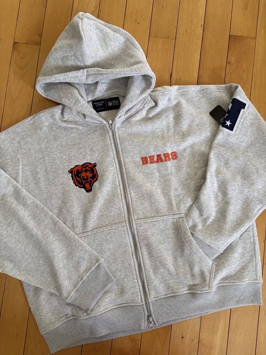 Zack_Pearson's tweet photo. Abercrombie has released their latest partnership with the NFL just in time for the 2026 season and it’s awesome. The collection features some great #Bears items including this jacket!

Thanks again @Fanatics and @Abercrombie 

#Fanatics #giftedbyfanatics https://t.co/Oz0kytxsbC