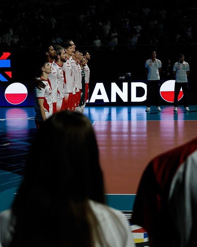 TeamORLEN's tweet photo. Polacy w półfinale mistrzostw Europy! 🤩

Zwycięstwo 3:0 z Niemcami sprawia, że polscy siatkarze są już w strefie medalowej. 💪

Półfinał (z Belgią lub Słowenią) już w najbliższy piątek! 🔜 https://t.co/YTAX4jpsAi