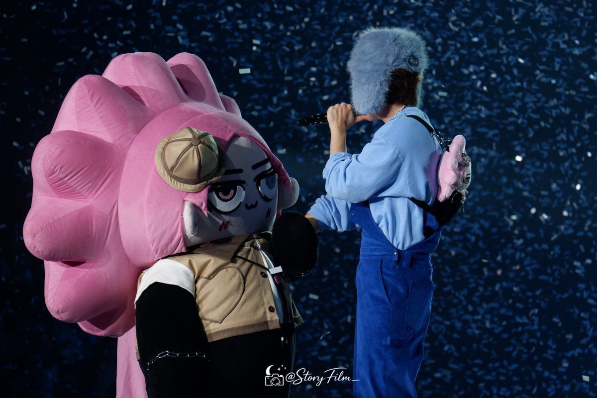 gamewalin's tweet photo. สายตาพี่น่าบอกชัดมากว่ารักสีฟ้า เป็นเด็��หน้าเดียว ยังพูดไม่ได้ แต่เจ้าดอกไม้สีชมพูรักก้อนเมฆสีฟ้าที่สุดเลย เหมือนแม่เค้าแหละ https://t.co/2NXKH6w4RA