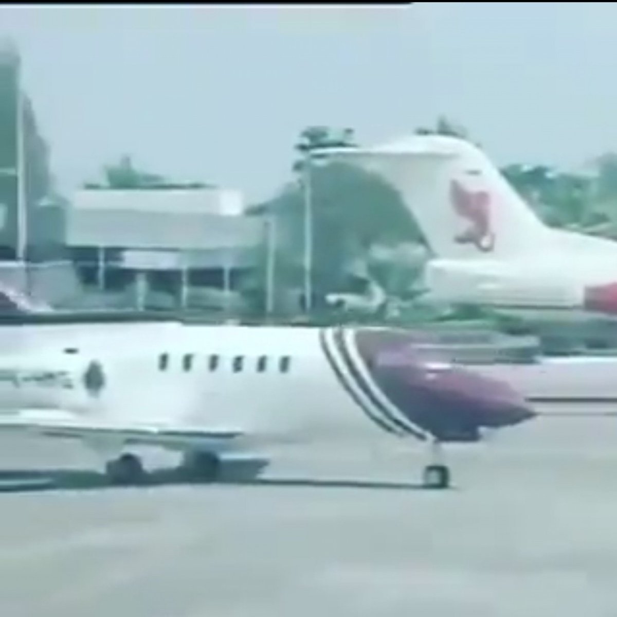 MiskinTV_'s tweet photo. Adegan paling ikonik di film Indonesia dan tidak ada tandingnya adalah:

Adegan Dono berteriak "MADONNA TUNGGUUUUU", kemudian seketika pesawat mundur tak jadi terbang. https://t.co/mXZcxevFdy
