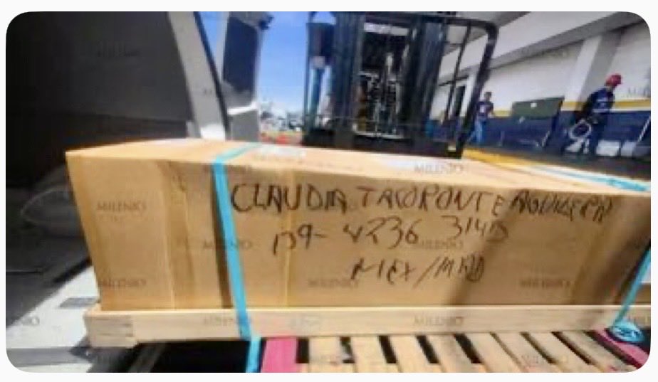RoninShaolin's tweet photo. Esta imagen le está dando la vuelta al mundo y debería de llenarnos de indignación y vergüenza; pero no, en México ya se acostumbraron a que la vida no valga nada…
#NarcoRégimen 
#MorenaMata
#ClaudiaTacoronte https://t.co/htxKZ9CC5t