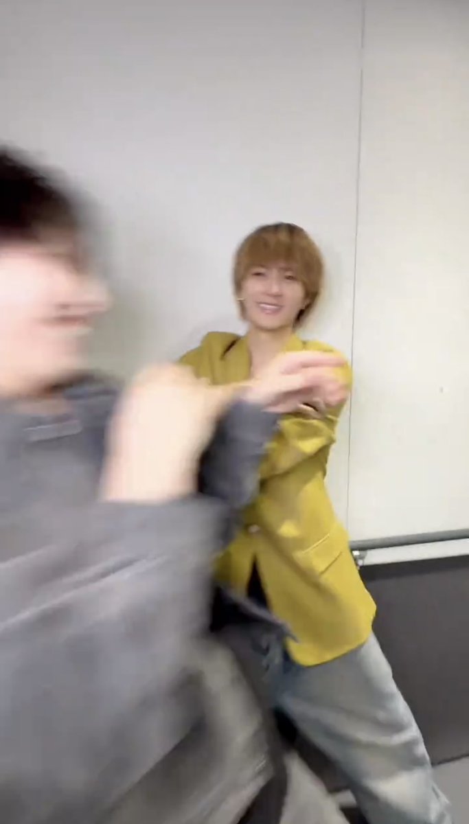 1215_tnj's tweet photo. 佐野さんに壁に追いやられて捕まってふっ飛ばされる仁人くんwww毎回足上がるのかわいすぎるのよほんとに https://t.co/U8lb9w11Mt
