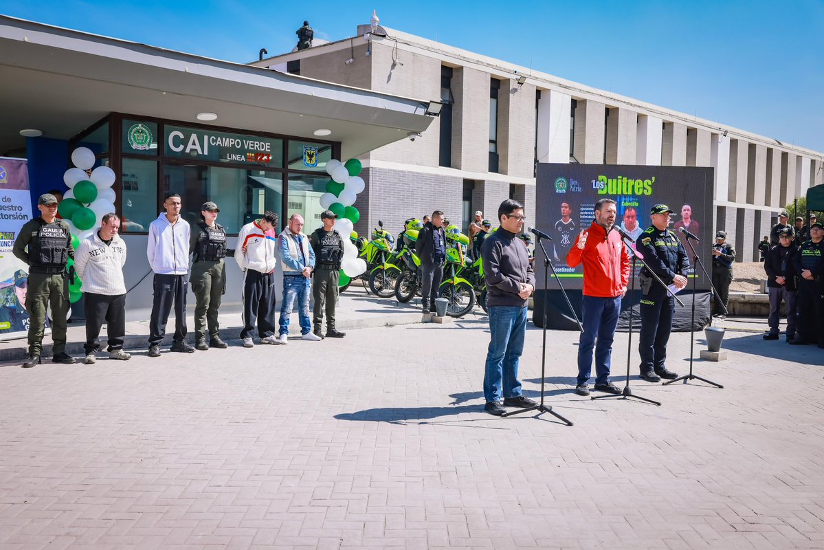 CarlosFGalan's tweet photo. Cayeron “Los Buitres”.

El pasado 6 de abril, una banda delincuencial robó un carro en el noroccidente de la ciudad y se llevó en el vehículo a Gabriela, una niña menor de edad, que después fue rescatada en inmediaciones de Teusaquillo junto al vehículo recuperado.

Hoy capturamos a sus seis integrantes, responsables del secuestro de Gabriela y de varios hurtos de vehículos más.

Alias “Homero” era el líder de esta banda, que operaba en Suba, Engativá, Fontibón, Chapinero, Usaquén y Barrios Unidos, intimidando violentamente a ciudadanos para robar sus vehículos y luego comercializarlos.

Después de cinco meses de investigación, la @PoliciaBogota, a través del Gaula, logró dar con cada uno de estos delincuentes.

En Bogotá, ningún crimen violento, y mucho menos contra nuestros menores de edad, quedará impune.