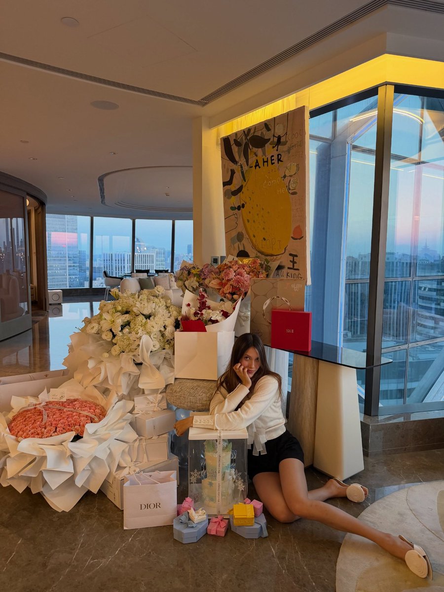 eileesn's tweet photo. #latepost Chapter 23! Learning and getting a little better every lap around the sun. thank you for all the love. Cheers to another floral forward year. 🪷🌺 https://t.co/oWEsVO60HC