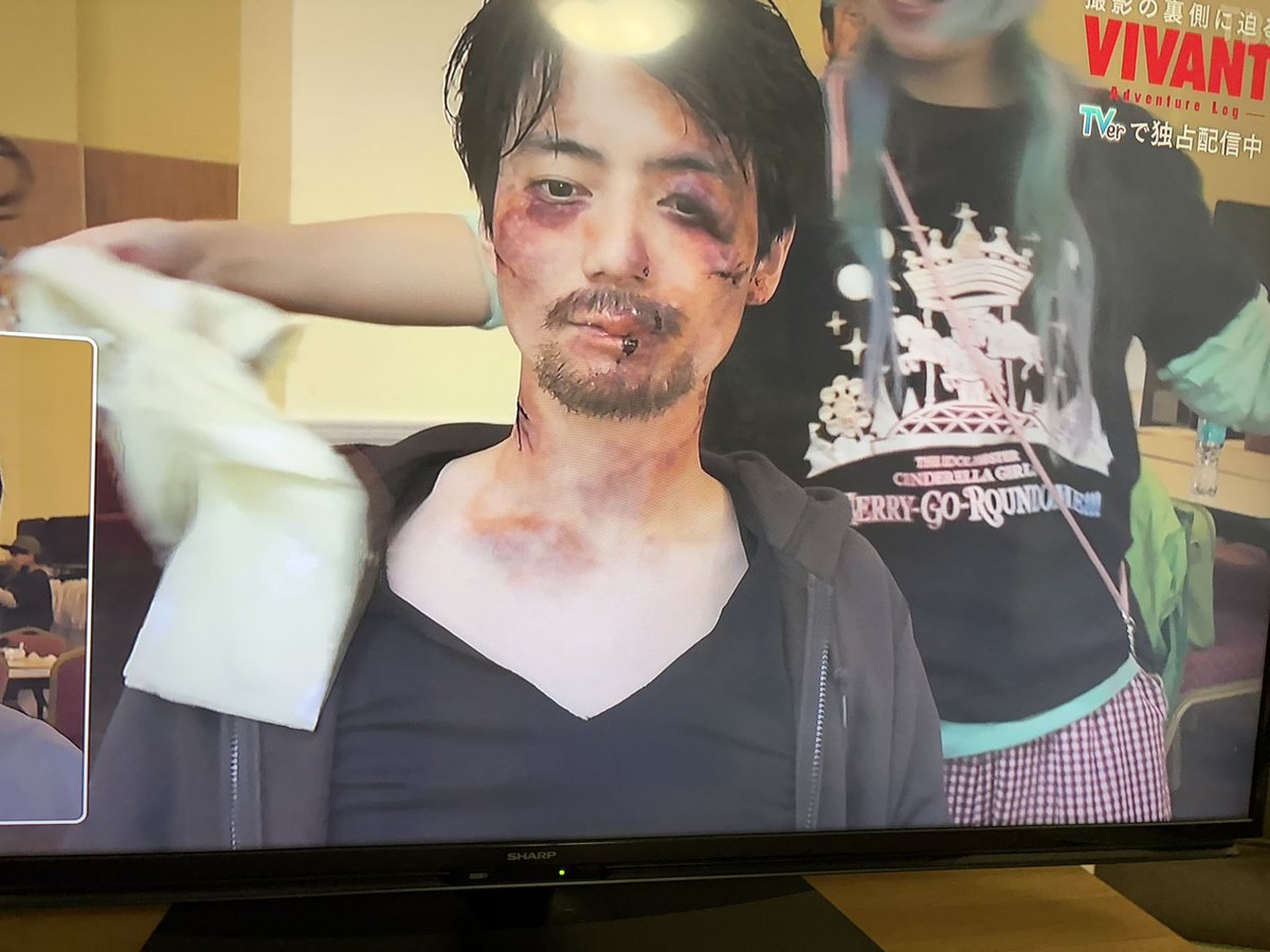 vWMSR2ZVoPkFz7q's tweet photo. VIVANTの振り返り特番みてたらデレ6thのTシャツ着てるスタッフおるやん！ https://t.co/OwWdS11drs