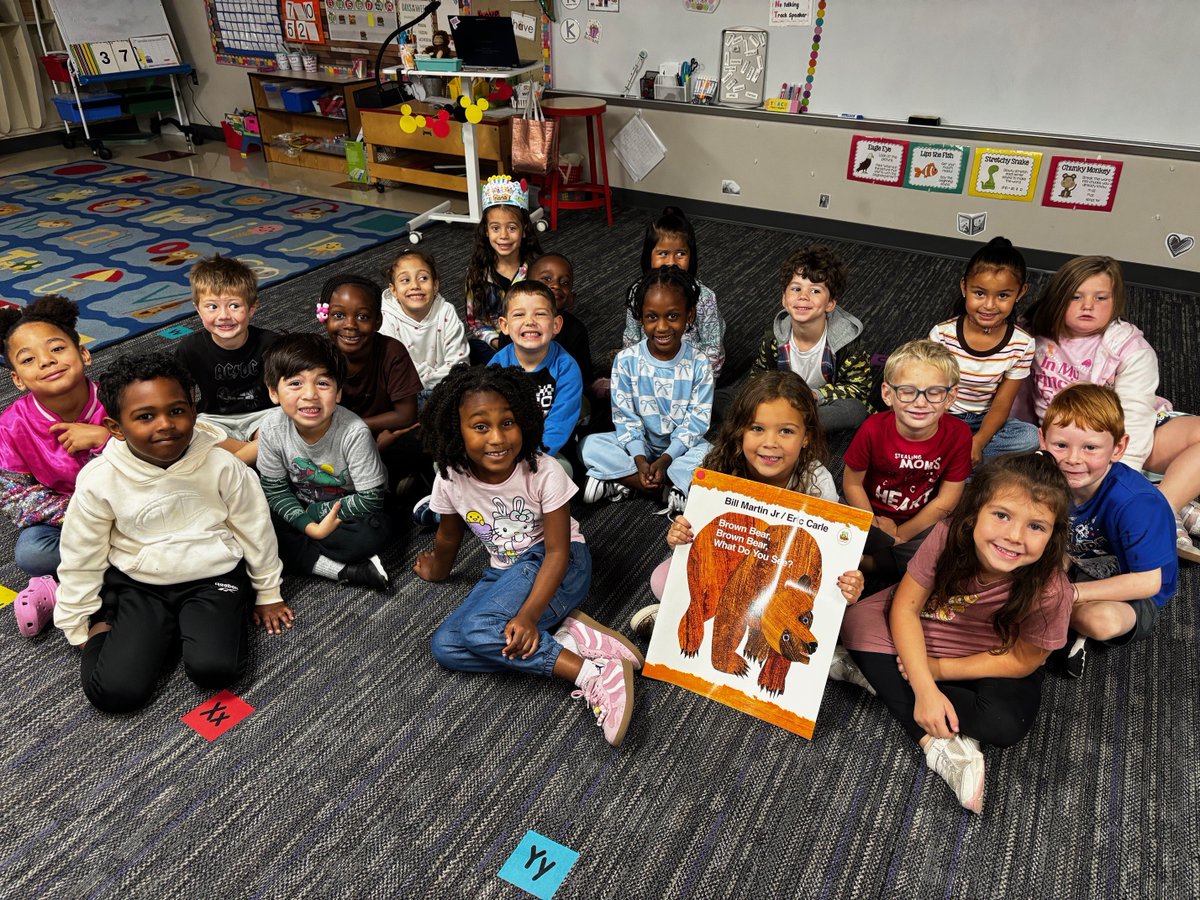 BBurgEdFdn's tweet photo. Brown bear, brown bear, what do you see? 🐻 Kindergartners reading the Big Books BEF bought for every kindergarten classroom! Thank you for making moments like this possible. #BrownsburgEducationFoundation #EarlyLiteracy #KindergartenReady https://t.co/9gr4qDgXu4