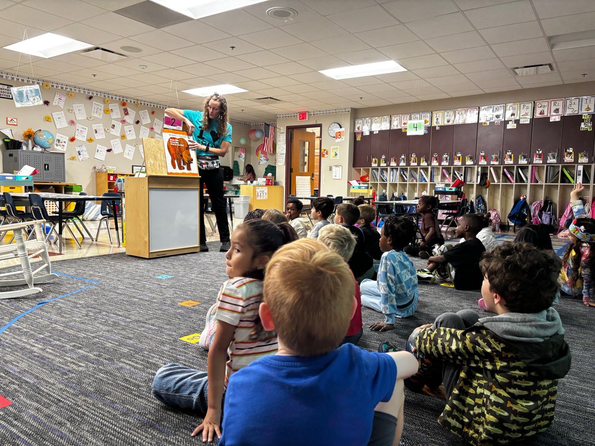 BBurgEdFdn's tweet photo. Brown bear, brown bear, what do you see? 🐻 Kindergartners reading the Big Books BEF bought for every kindergarten classroom! Thank you for making moments like this possible. #BrownsburgEducationFoundation #EarlyLiteracy #KindergartenReady https://t.co/9gr4qDgXu4