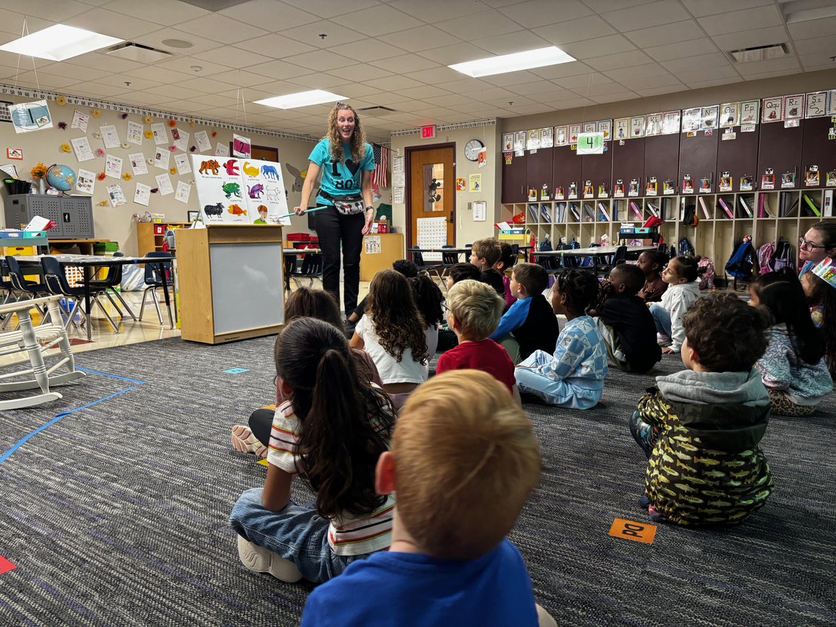 BBurgEdFdn's tweet photo. Brown bear, brown bear, what do you see? 🐻 Kindergartners reading the Big Books BEF bought for every kindergarten classroom! Thank you for making moments like this possible. #BrownsburgEducationFoundation #EarlyLiteracy #KindergartenReady https://t.co/9gr4qDgXu4