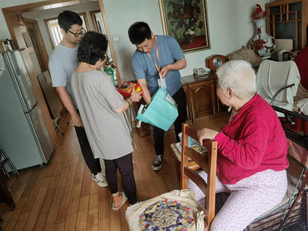 RosannFloss's tweet photo. Just helped an old neighbor carry their groceries up the stairs—small smiles make the whole day brighter. https://t.co/NylQfjYcuw