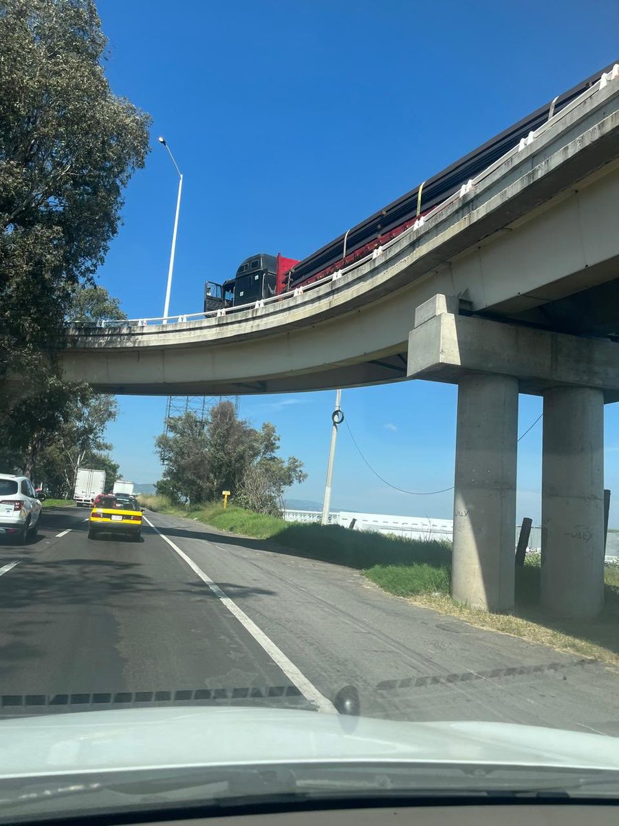 leogutie74's tweet photo. Es increíble que no se solucione este problema que causa caos vial todos los días, a parte de que puede ocurrir una tragedia. Este puente es para carga ligera. Carretera a Nogales @Trafico_ZMG @JaliscoVial @GobiernoJalisco @ZapopanGob @MovilidadZap @PabloLemusN @JuanJoseFrangie https://t.co/0CzFPaFkKc