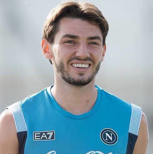 SSCNapoliBelgio's tweet photo. #Gilmour prend sa revanche personnelle !
Billy a gagné la confiance d'#Allegri ainsi qu'une place aux côtés de #Lobotka dans le nouveau dispositif tactique de #Naples. Gilmour est très apprécié du groupe napolitain pour son sérieux et son professionnalisme.
Source : GazzSport https://t.co/f4dBOj6u8z