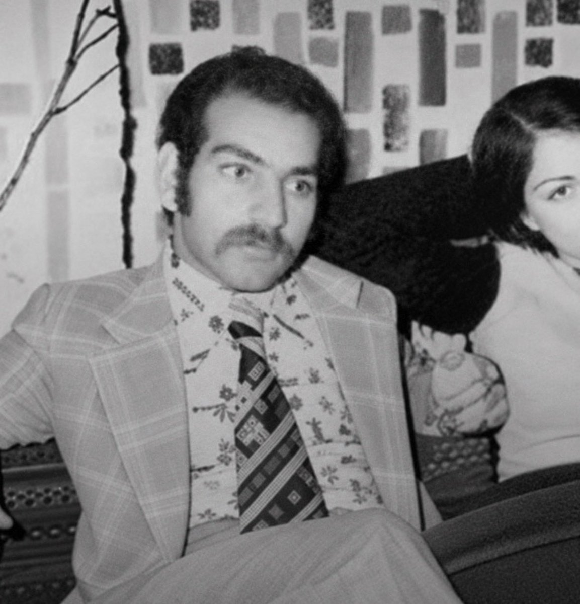 Adorno_Persian's tweet photo. حمید پورحاجی‌زاده ۴۷ ساله بود که بابت اشعار و نوشته‌هایش به خون نشست.

متولد باغ شهر بزنجان در حوالی بافتِ کرمان بود که تا دوره‌ی دبیرستان همانجا درس خواند و پس از تحصیل در کرمان، دیپلمش را از دبیرستان هشترودی شیراز گرفت.

در همان دوره‌ی تحصیلات تکمیلی در رشته‌ی ادبیات از دانشسرای کرمان قریحه‌ی ادبی و شاعرانه‌اش با سرودن و انتشار نخستین آثارش مشخص شد.
خصوصا آن‌که دیگر اعضای خانواده‌اش، از جمله فرخنده و محمد همگی اهل ادبیات، شعر و موسیقی بودند.

حمید حاجی‌زاده نیز ادبیات را نه فقط در کسوت شغل که عرصه‌ی دلدادگی خود برگزید و جانش را هم پای همین شیفتگی گذاشت؛
از نوشتن و سرودنش در انجمن ادبی کاخ جوانان شیراز پیش از انقلاب تا حضورش در شب شعرهای دوره‌ی دانشجویی در رشته حقوق قضایی دانشگاه بهشتی تهران،
که هرگز به اتمام نرساند و به کرمان بازگشت.

اما شیفته‌تر از آن بود که از جهان ادبیات و شعر تن‌زند.
پس از مدتی راهی زادگاهش شد و در نهایت فارغ‌التحصیل ادبیات فارسی از دانشگاه کرمان.

پیش از آن‌که معلم شود، در سی سالگی ازدواج کرد و نام‌هایی که برای سه فرزندش برگزید تنها و تنها نشان از یک چیز داشت:
“عشق به سرزمینش و فرهنگ ایران”

 کارون، اروند، ارس.

که گفته‌اند: «شاعران آبروی زمین‌اند»/۸