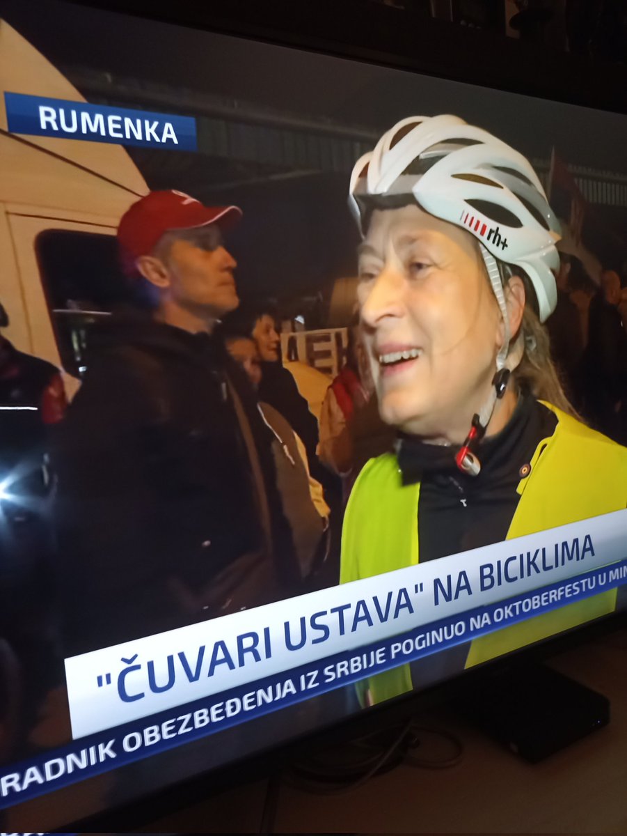 BaukDesign's tweet photo. Zove baba da gledamo stigla Meril Strip na bajsu u Rumenku https://t.co/QySvx0KyEo