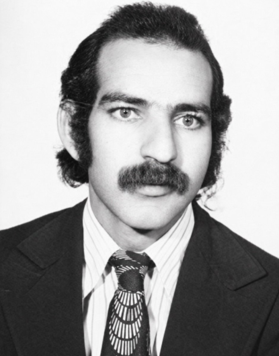 Adorno_Persian's tweet photo. بابت همین عشق، تبعید شد و بیکار،
اجازه‌ی انتشار و تدریس نیافت،
نامش و آثارش ممنوعه شد،
زندگی و جانش آواره،
و پیکر خودش و کارونش پاره‌پاره!

ولی شگفتا که همین عشق، نامش را زنده کرد و روحش را در تاریخ این خاک جاودانه!

که این سِحر عشق است به راستی و آزادگی،
به درخشش نور امید در شب‌های تار وطن،
به همان که همسرش گفت؛
بخاطر شادی روح حمید، ما ماندیم و می‌مانیم و ادامه می‌دهیم!

او که از امید گفته بود و چه بسا بیش از خودش، برای ما سروده بود:

چون مرغ حق، از دل بکشم آه، وطن، آه
                 چون خنجرِ برنده نمایم، سخنم را

آن لحظه که پر خون شودم حنجره از تیر
                چون کاوه فرازم به فلک، پیرهنم را

- امروز ۲۸ سال از جاودان شدن حمید حاجی‌زاده و کارونِ ما گذشت!

۱۰/۱۰