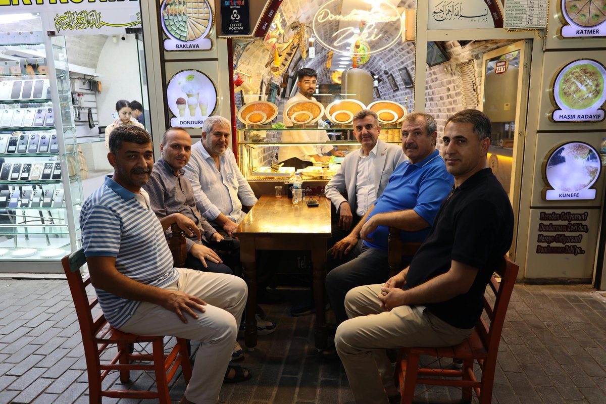hasan_suyu44951's tweet photo. İl Başkanımız Sayın M. İlhami Günbegi ve Yönetim Kurulu Üyelerimizle birlikte esnaflarımızı ziyaret ettik.

Bir şehrin gerçek gündemi, çoğu zaman toplantı salonlarında değil; dükkânların içinde, sokakların arasında konuşulur. Esnafımızın beklentisini, talebini ve gündemini doğrudan kendilerinden dinledik.

Bizim için sahada olmak, sadece ziyaret etmek değil; şehrin sesini yerinde duymaktır.@abuyukgumus @bybekirbozdag @milhamigunbegi @avorhancelik