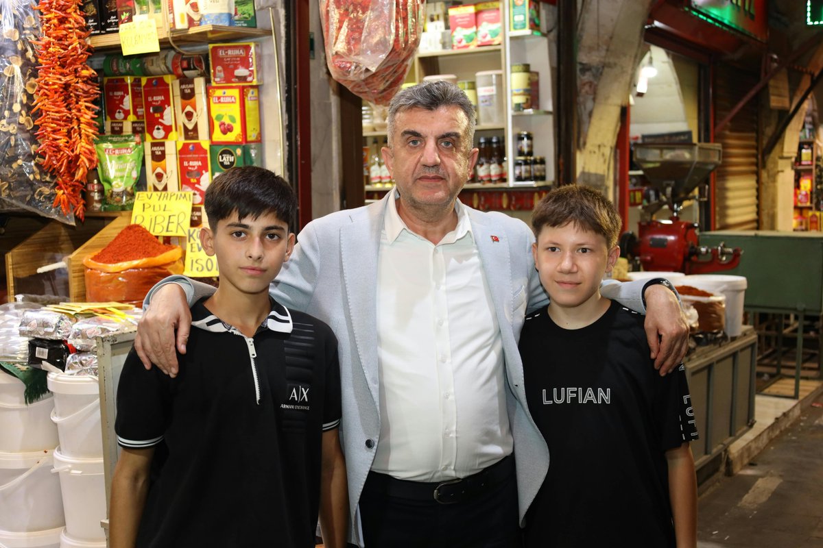 hasan_suyu44951's tweet photo. İl Başkanımız Sayın M. İlhami Günbegi ve Yönetim Kurulu Üyelerimizle birlikte esnaflarımızı ziyaret ettik.

Bir şehrin gerçek gündemi, çoğu zaman toplantı salonlarında değil; dükkânların içinde, sokakların arasında konuşulur. Esnafımızın beklentisini, talebini ve gündemini doğrudan kendilerinden dinledik.

Bizim için sahada olmak, sadece ziyaret etmek değil; şehrin sesini yerinde duymaktır.@abuyukgumus @bybekirbozdag @milhamigunbegi @avorhancelik