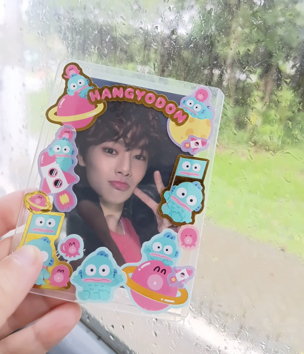 jackiesapatona's tweet photo. jeongin passeando de onibus na chuva https://t.co/guQ1Hb1N7U