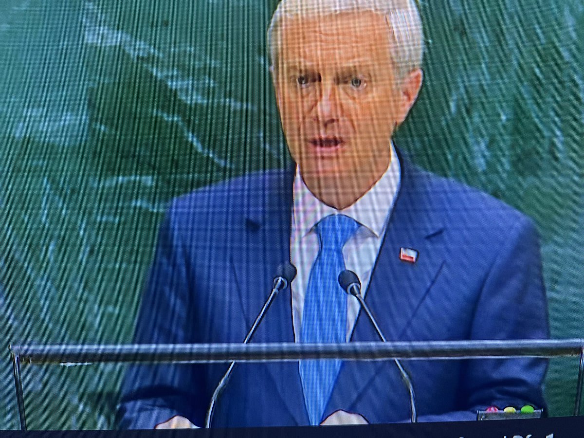 exhitchcok's tweet photo. Tremendo tarado es @joseantoniokast, va a la @ONU_es a dejar mal al país.
INCREÍBLE !!!
Y ahora está arrogándose para si triunfos que vienen claramente de la política de estado de Chile desde los gobiernos de Piñera y Boric.
Qué vergüenza tener a un imbécil de presidente.
Ahora hablando contra el medioambiente cuando es lo que más nos da valor en el mundo. 
Nunca pensé que sería TAN saco de wea..!!!
#ChupaloKast 🤡
