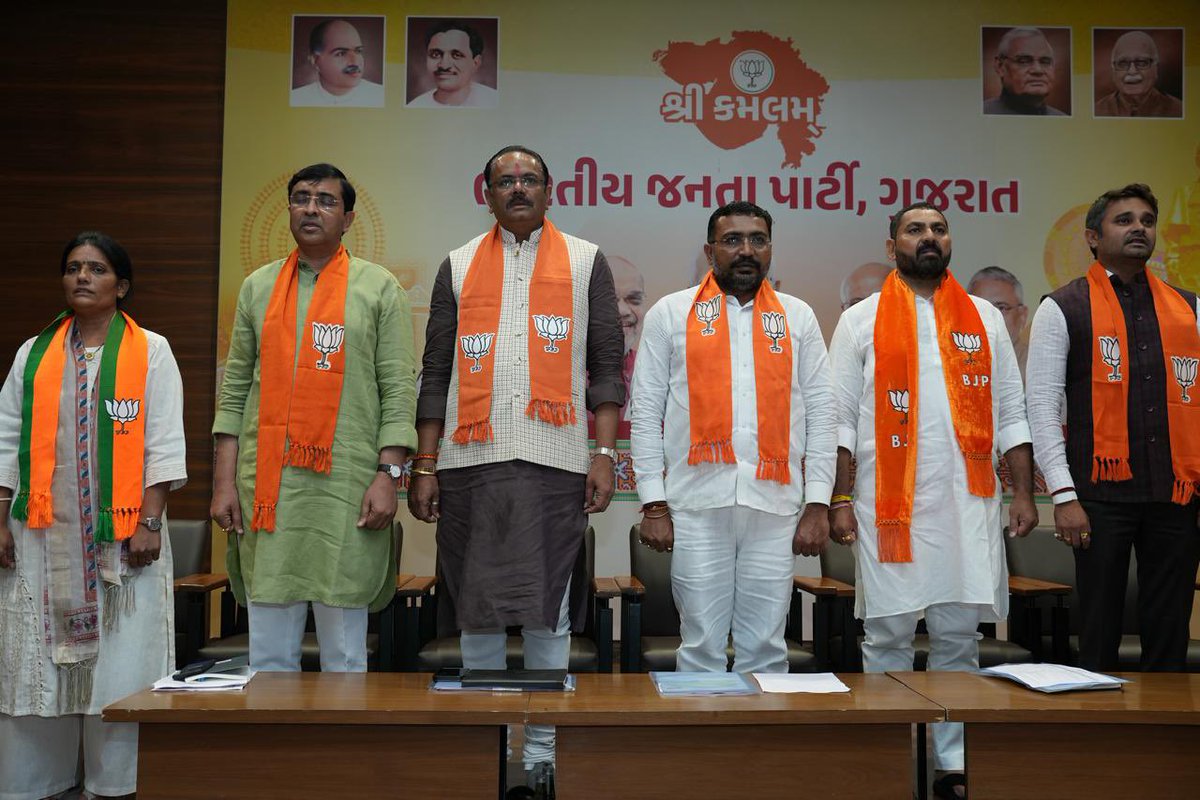iHarshadpatel's tweet photo. ભારતીય જનતા પાર્ટી ગુજરાત પ્રદેશ કાર્યાલય ‘શ્રી કમલમ’ ખાતે આજરોજ રાજ્યના માનનીય મંત્રી શ્રી @jitu_vaghani જીની અધ્યક્ષતામાં તેમજ પ્રદેશ કિસાન મોરચાના અધ્યક્ષ શ્રી હિરેનભાઈ હિરપરા તેમજ મોરચાના પ્રભારી શ્રી ભરતભાઈ પંડ્યાજીની પ્રેરક ઉપસ્થિતિમાં આયોજિત બેઠકમાં હાજરી આપી. https://t.co/BZwVYnPAAE
