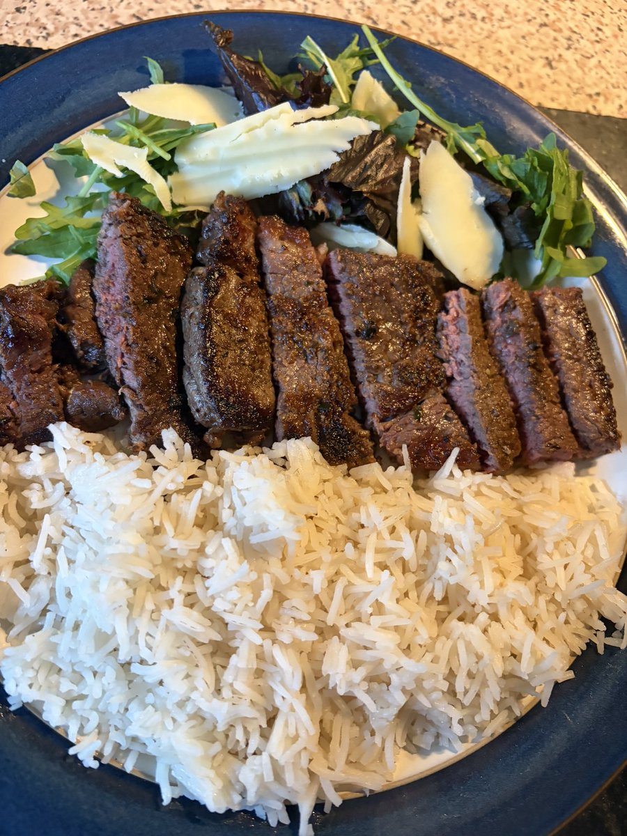 EllisInvest's tweet photo. Steak and Rice and a bit of salad for tonight.

steak - £4.25 lidil
rice - 49p
Salad 95p

Less than £6 to make and it taken me about 10 minutes to cook 🔥

people saying they struggle? how? https://t.co/jUS80i9G09