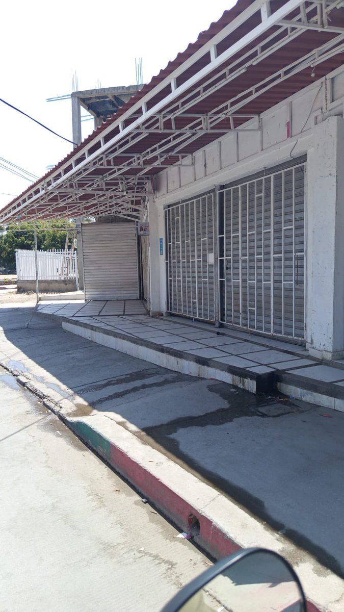 CelsoTeteC's tweet photo. Así está el comercio en Santa Marta y en gran parte del Magdalena: cerrado y atemorizado. Hay un paro armado de las “Autodefensas Gaitanistas de Colombia”. Esto golpea el turismo y el comercio que venían creciendo estos últimos 4 años. Anoche el ilegítimo fue a hacer uno de sus shows con  boquitoqui y su gesto militar ridículo junto a las autoridades locales. ¿Regresamos a los 90s?