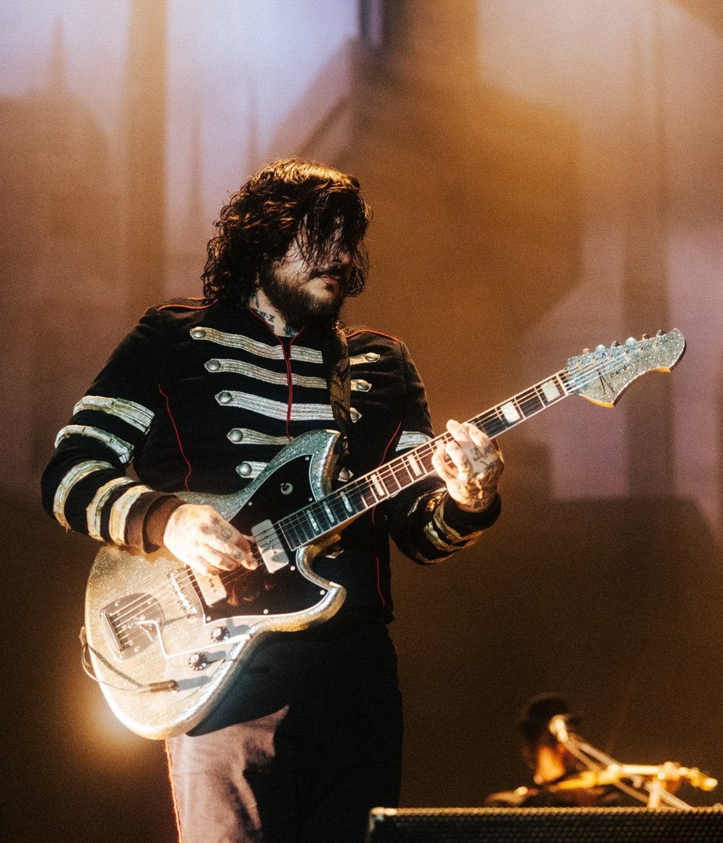 Arod_a_'s tweet photo. it actually makes me so happy that they're playing as the black parade again. I'm happy that frank is making, not just memories, but happy ones of the band playing as tbp. memories of him &amp; his best friends having fun &amp; just playing for THEMSELVES

📸: Sofia Ajram, Steve Thrasher https://t.co/m6XHlbiJHC