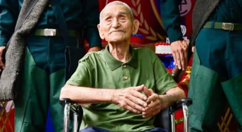 KontenidosPY's tweet photo. 🇵🇾 ¡Gracias, Juan Cantero! Fallece a los 109 años el último veterano del Chaco de Alto Paraná

📌 Don Juan Bautista Cantero Silva, último veterano de la Guerra del Chaco de Alto Paraná, falleció este martes al mediodía, a los 109 años, en su residencia de Itakyry.

🔹 Cantero había sido homenajeado en febrero pasado al cumplir 109 años y, hasta sus últimos días, compartía con familiares, estudiantes y visitantes sus recuerdos de la contienda chaqueña.

⚔️ Siendo aún adolescente, decidió alistarse voluntariamente para defender al Paraguay y participó en la etapa final de la guerra. Entre sus recuerdos más difíciles mencionaba la falta de agua que soportaron durante varios días.

🕊️ También relataba con emoción el momento en que conocieron el fin de la Guerra del Chaco. Tras escuchar una intensa balacera durante la madrugada, recibieron la noticia de la firma del Tratado de Paz y posteriormente se encontraron con soldados bolivianos, en un emotivo momento marcado por abrazos e intercambio de recuerdos.

👨‍👩‍👧‍👦 Tres años después de regresar de la guerra, Cantero se casó y formó una numerosa familia: tuvo 11 hijos y decenas de nietos.

🇵🇾 Con su partida desaparece otro de los últimos testigos directos de aquella generación que defendió al país. Don Juan Cantero deja como legado sus historias de guerra, valentía y perseverancia.