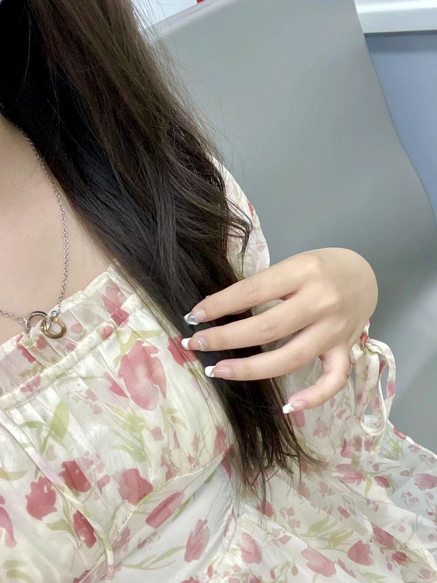 CalderPakk's tweet photo. 简写自我介绍：
01年女，海外硕士毕业，162cm，55kg。
📍广州，民航搬运工。长了一张人畜无害的脸，所以比同龄人看起来要青涩一点。喜欢旅游，足甲，爱吃新鲜食材，看书，少碳水。有男朋友，开放式情侣。（看对眼可以固炮，但前提戳手指）喜欢懂礼貌、尊重的人。 https://t.co/T1HuVldiKj